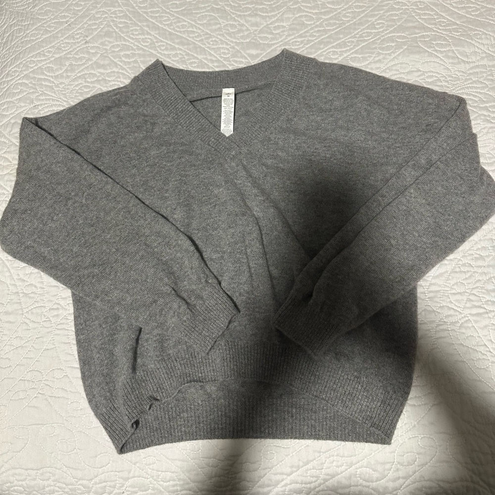 ALO 100% cashmere sweater shirt v neck